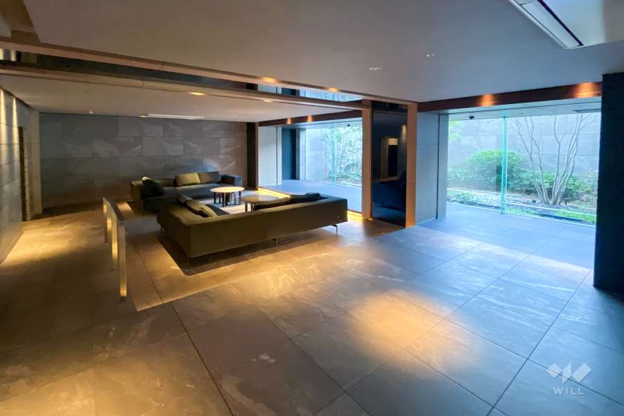 ラウンジと坪庭