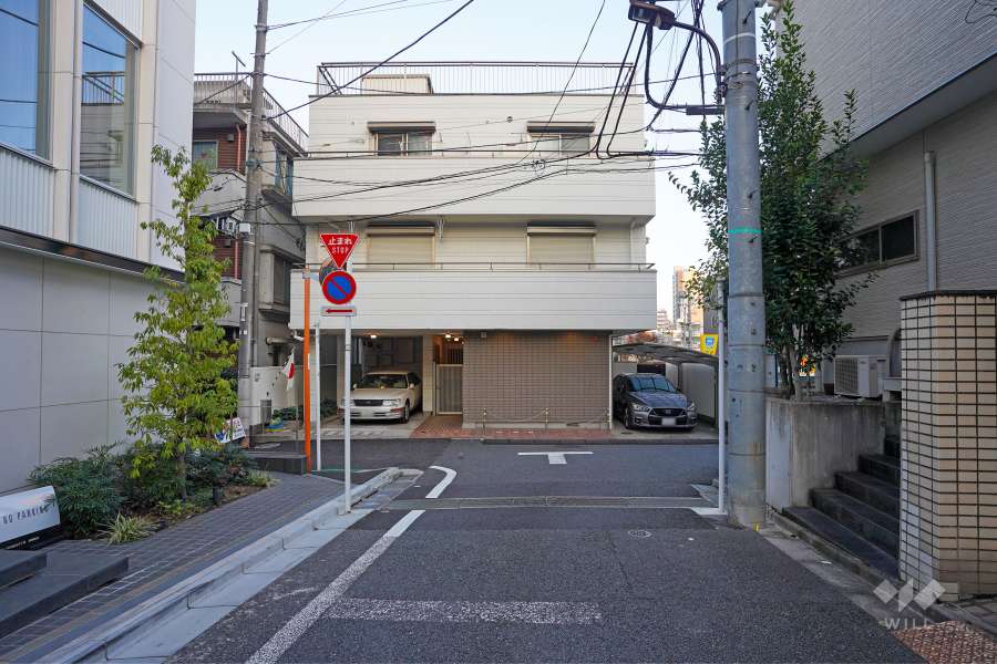 敷地南側の前面道路（西側から）