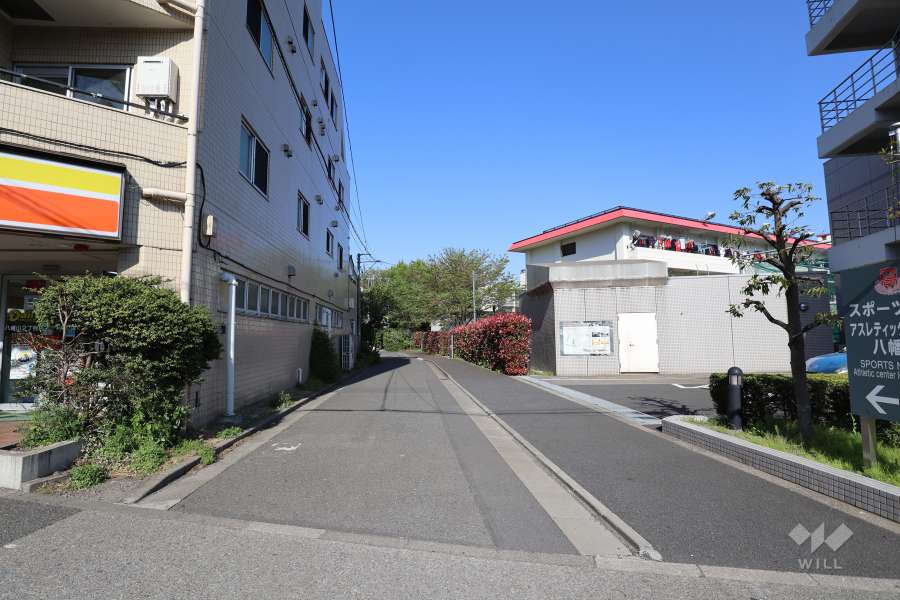 敷地南側の前面道路（西側から）