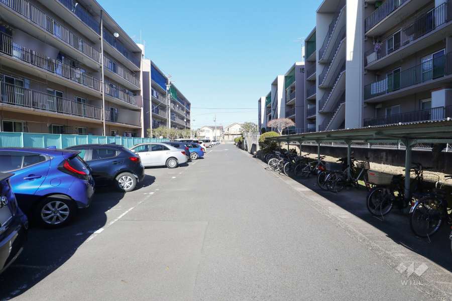 建物南側の通路（西側から）　