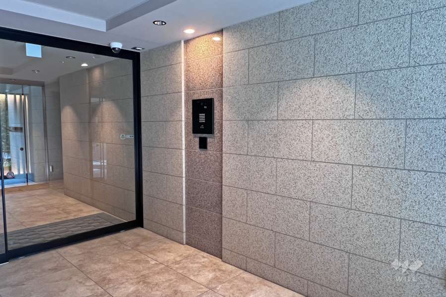 エントランスはオートロック付きです。