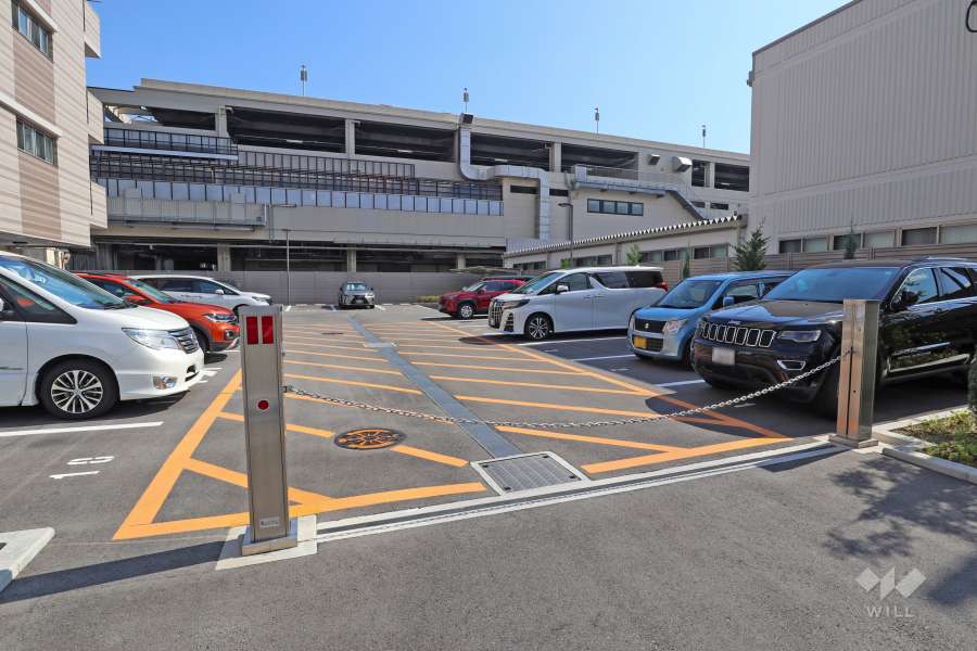 駐車場の出入口（ロボットゲート付き）