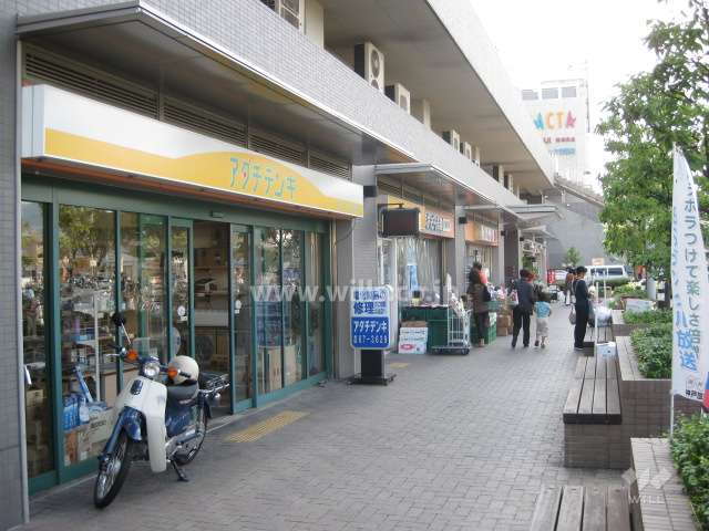 低層階は店舗になっています。