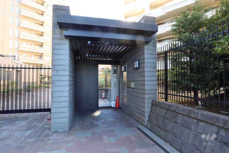 エントランスはオートロック付きです。