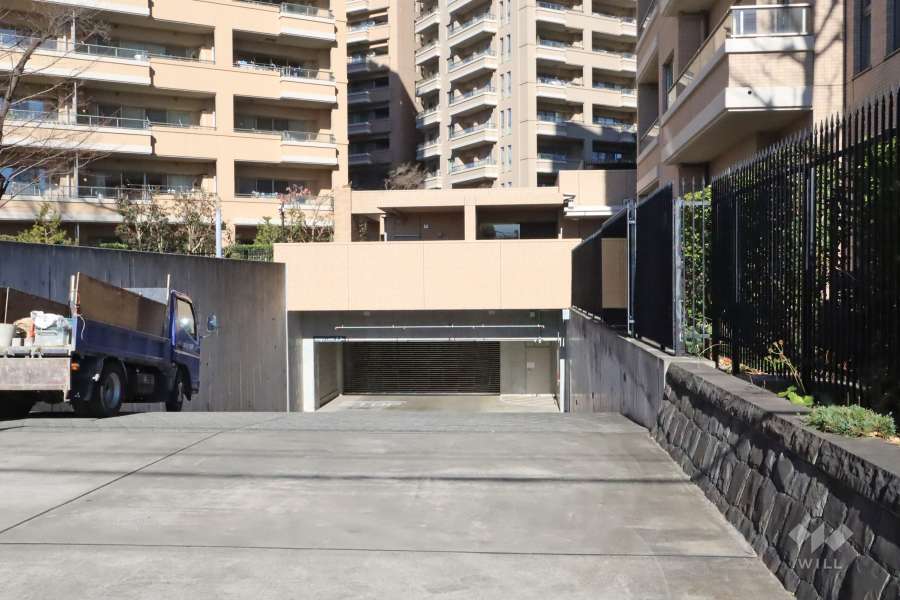 駐車場の出入り口（リングシャッター付き）