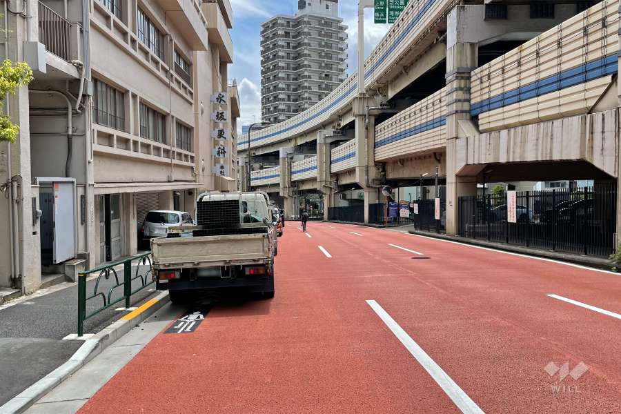 敷地西側の前面道路（北側から）