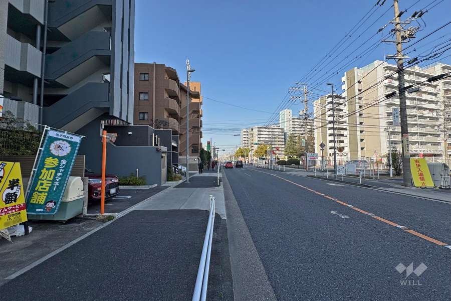 敷地北側の前面道路（東側から）