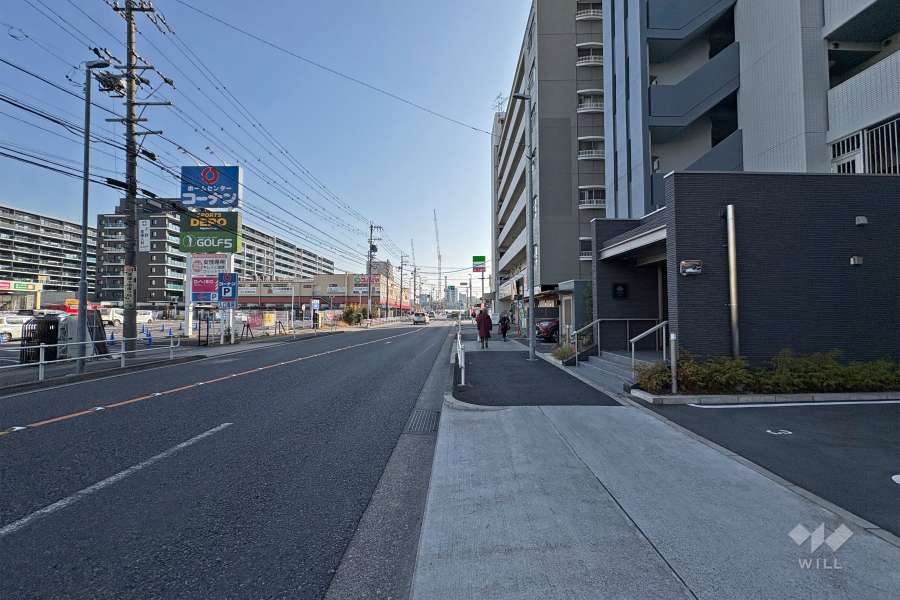 敷地北側の前面道路（西側から）