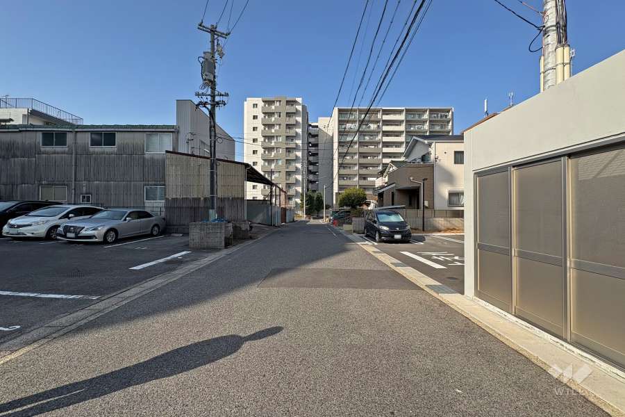 敷地南側の前面道路（東側から）