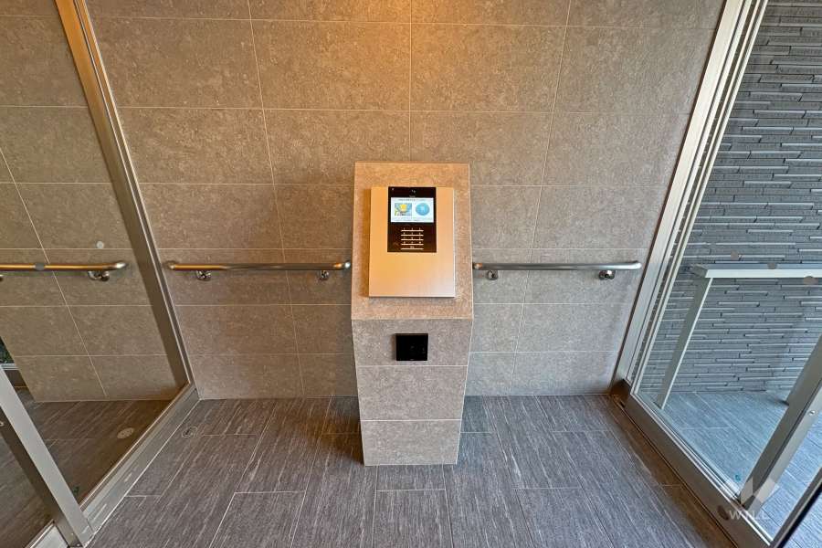 エントランスはオートロック付きです。