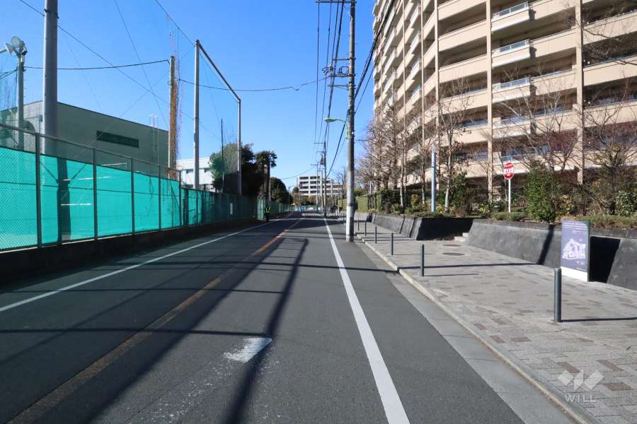 敷地の南西側前面道路(南東側から)