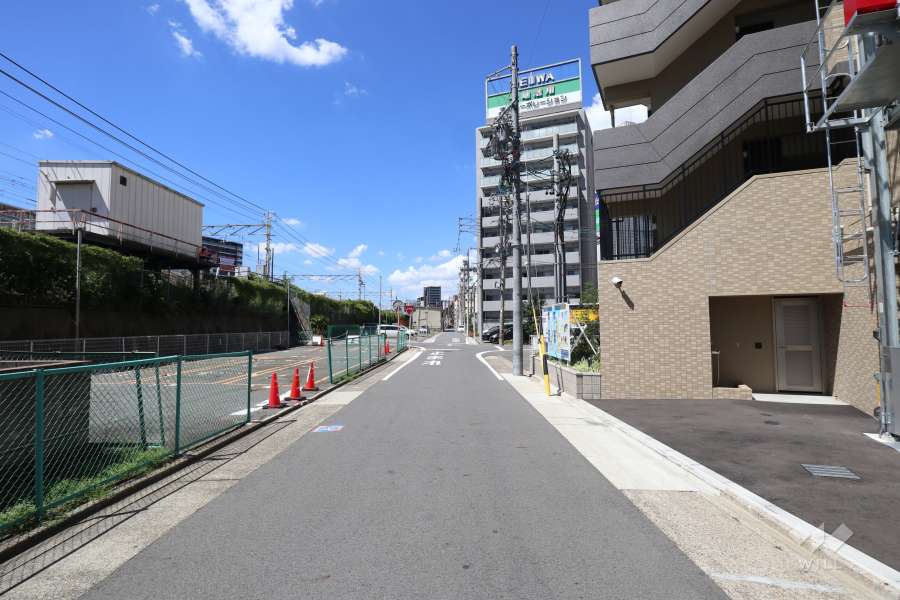 敷地東側の前面道路（北側から）