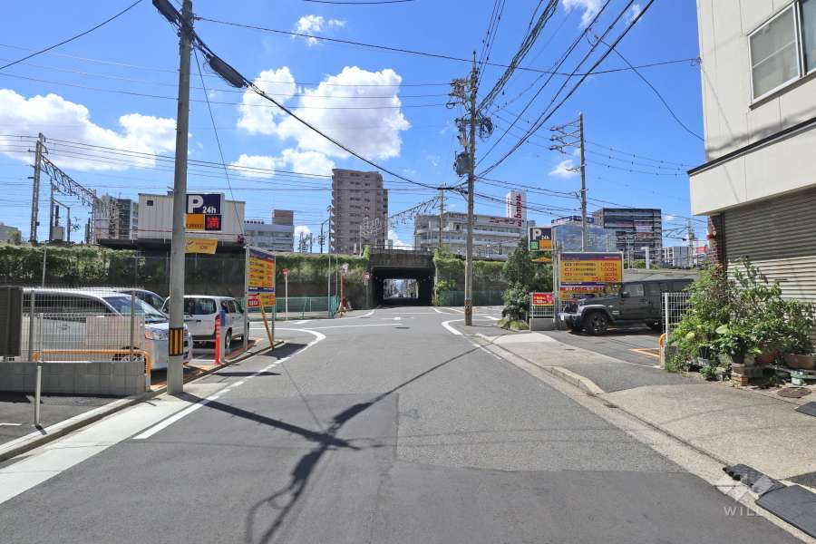 敷地西側の前面道路（北側から）