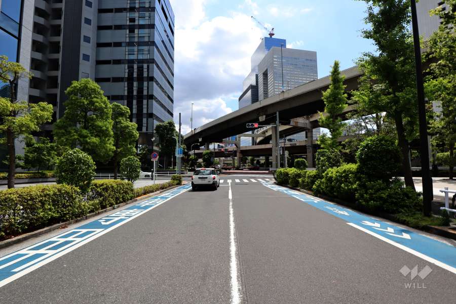 敷地南東側の前面道路（北東側から）