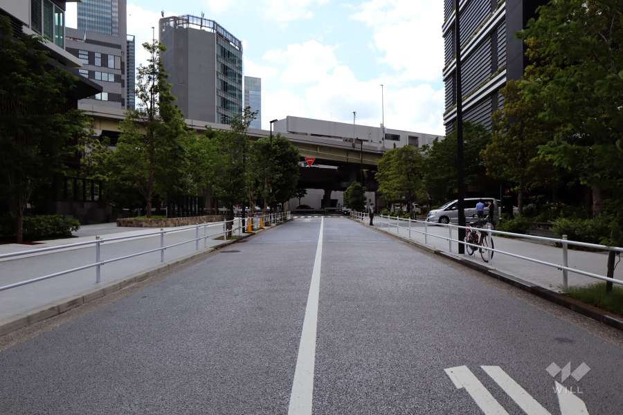 敷地北東側の前面道路（南東側から）