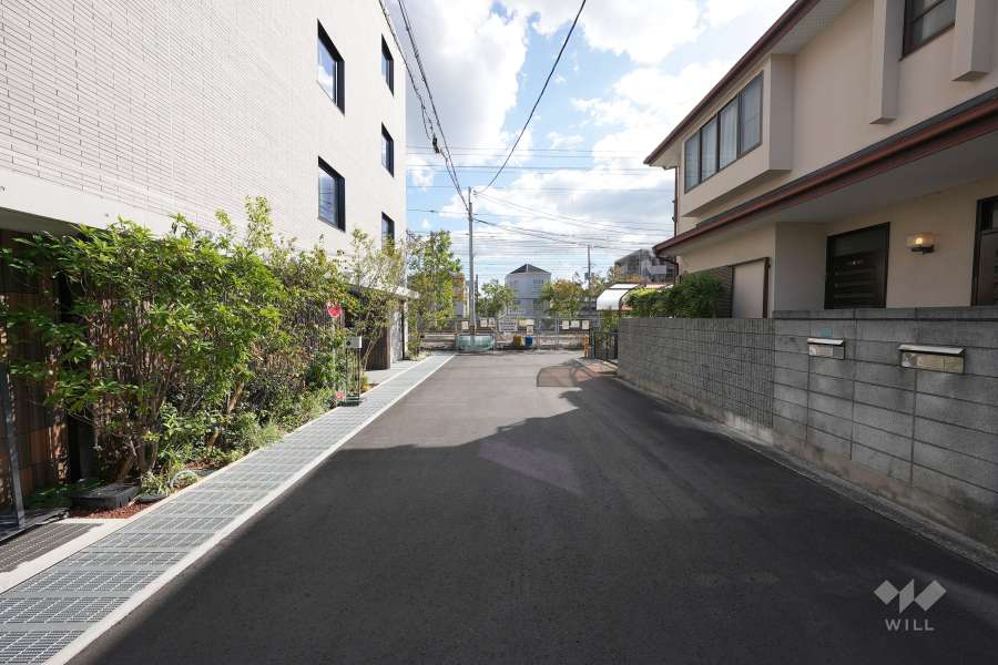 敷地西側の前面道路（北側から）