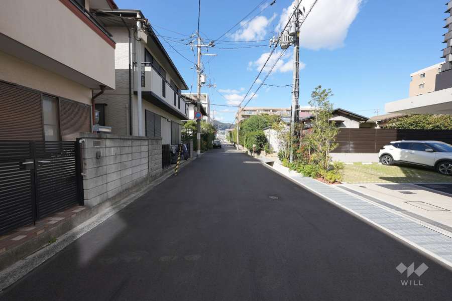 敷地西側の前面道路（南側から）