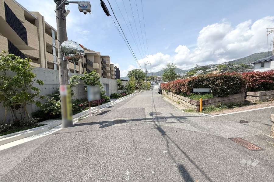 敷地北側の前面道路（東側から）