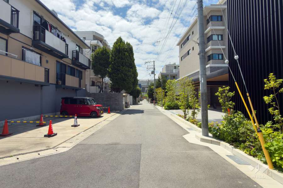 敷地東側の前面道路（北側から）