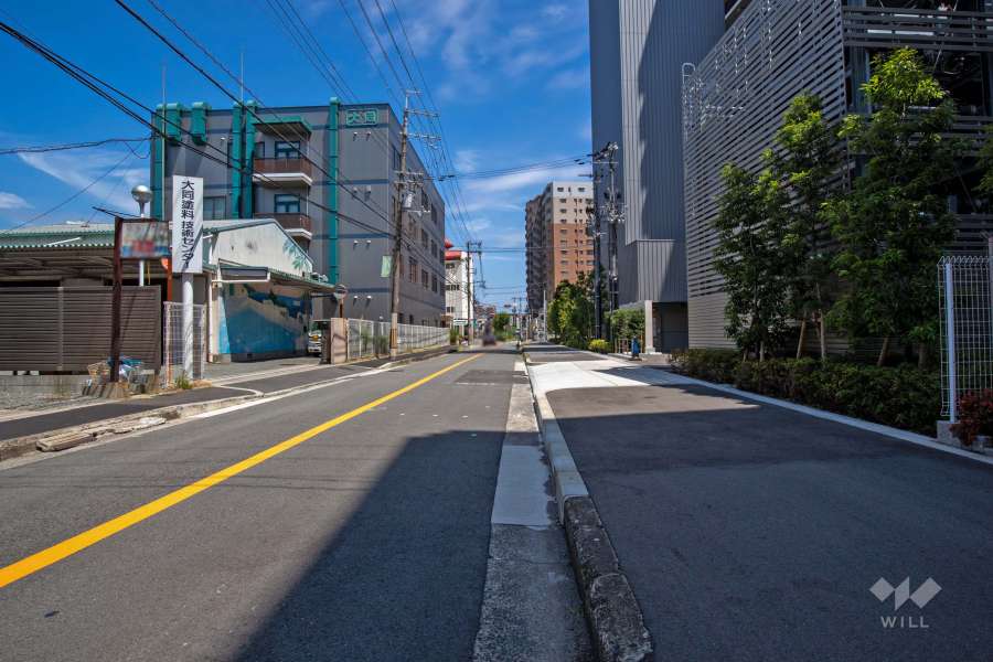 敷地北側の前面道路（西側から）
