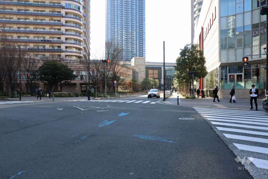 敷地西側の前面道路