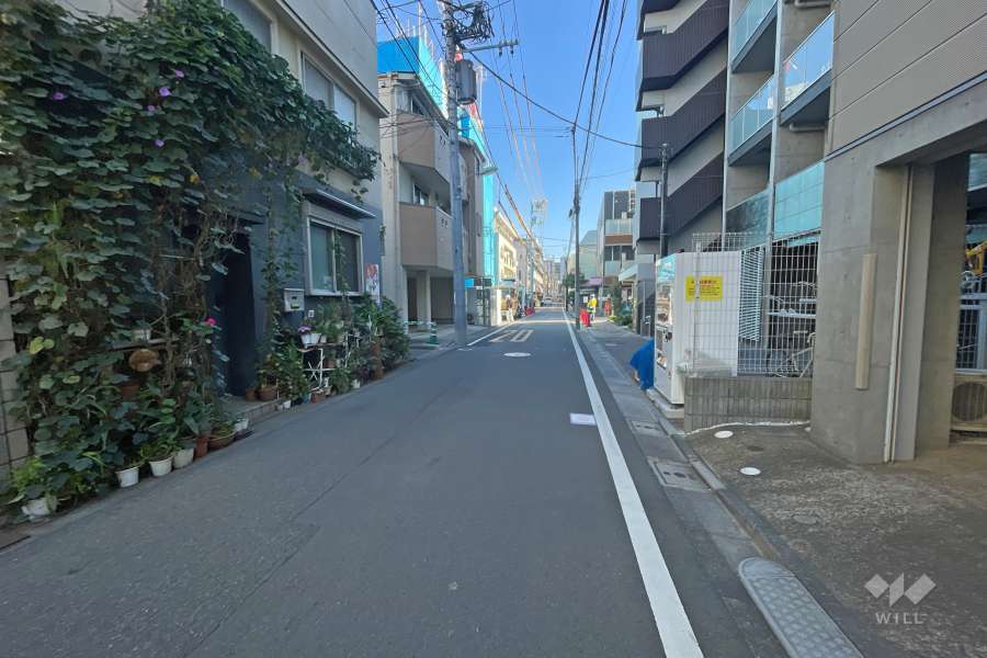 敷地北側の前面道路（西側から）