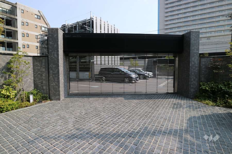 駐車場の出入口（リングシャッター付き）※エントランス側。2箇所に出入口があります。