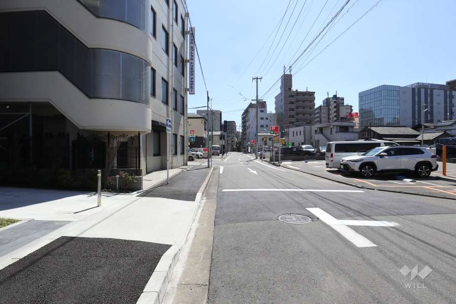 敷地西側の前面道路（北側から）