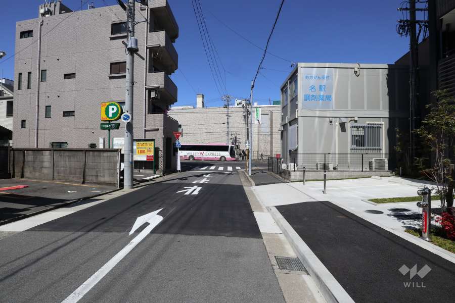 敷地西側の前面道路（南側から）
