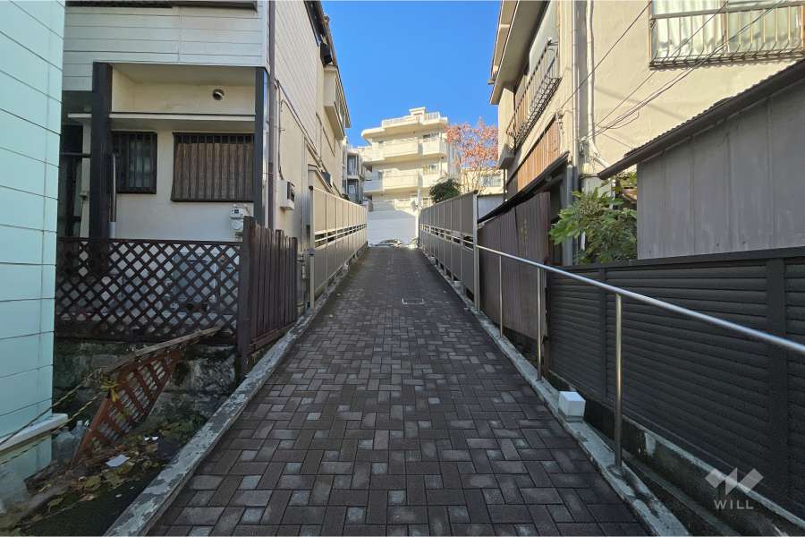 敷地西側の前面道路（東側から）