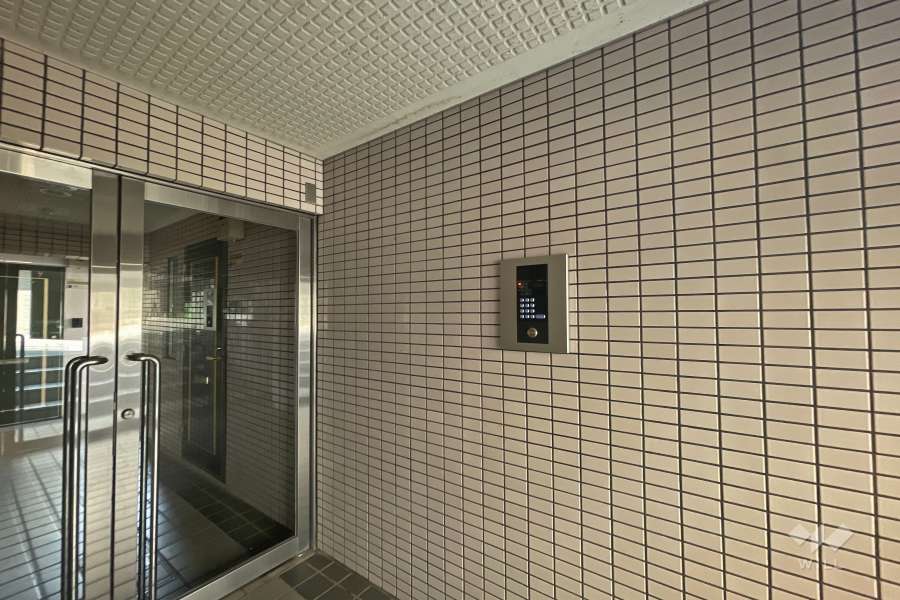 エントランスはオートロック付きです。