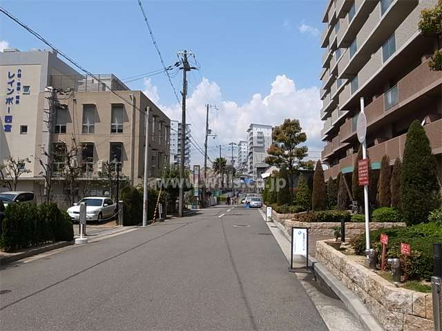 敷地南側の前面道路。周辺はマンションが多く立ち並ぶ住宅地です。