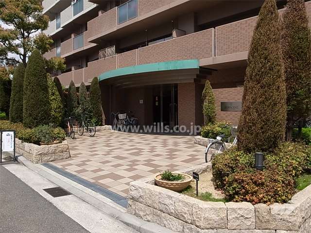 両脇に植栽スペースが設けられたエントランス