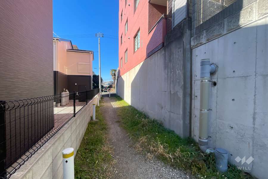 敷地南側の前面道路（東側から）