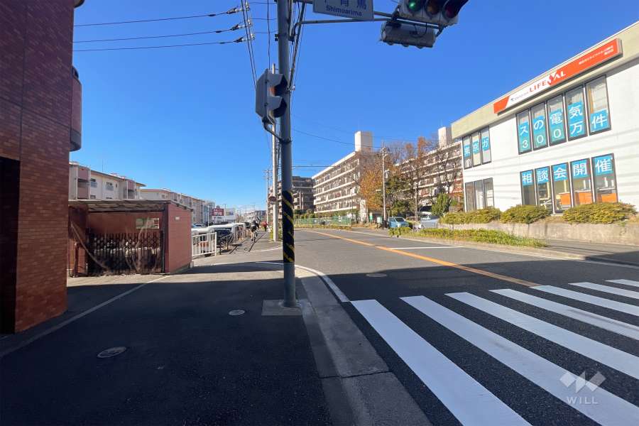 敷地北側の前面道路（東側から）