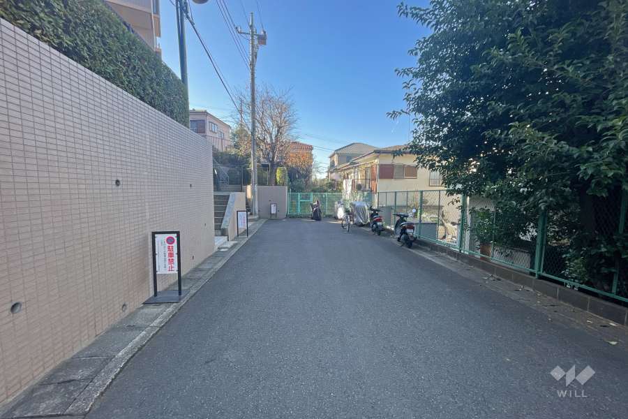 敷地北西側の前面道路（北東側から）