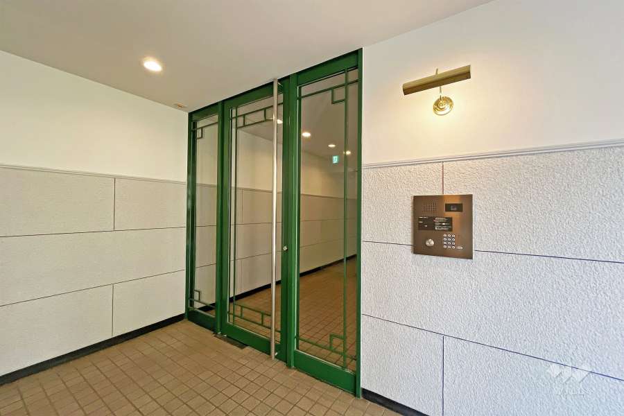 エントランスはオートロック付きです。