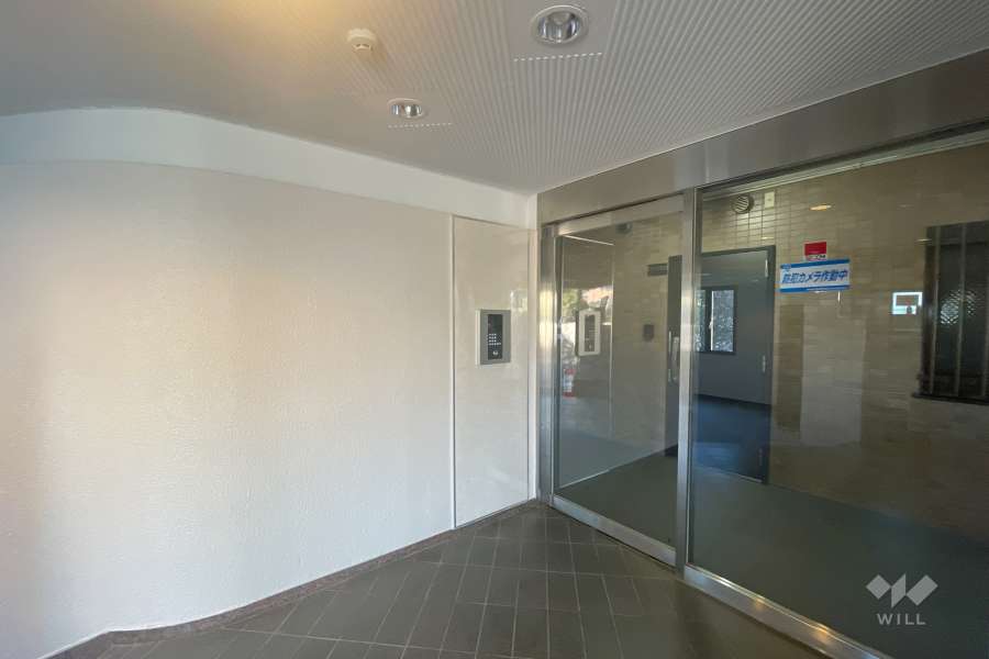 エントランスはオートロック付きです。　