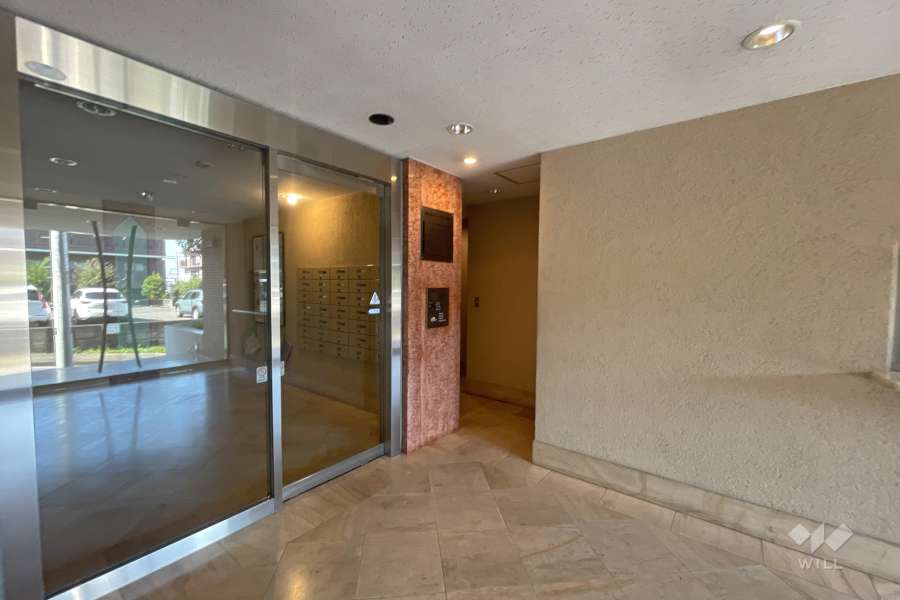 エントランスはオートロック付きです。