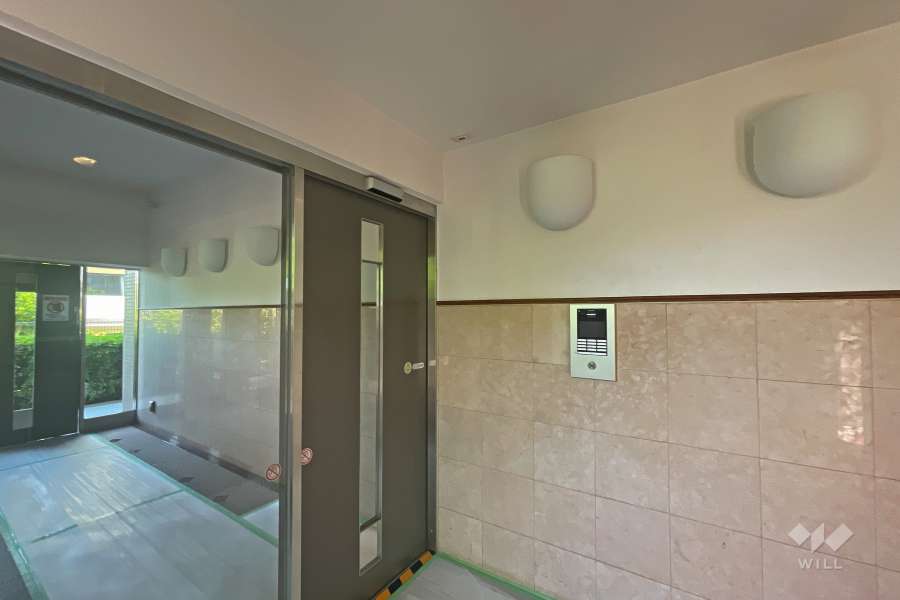 エントランスはオートロック付きです。