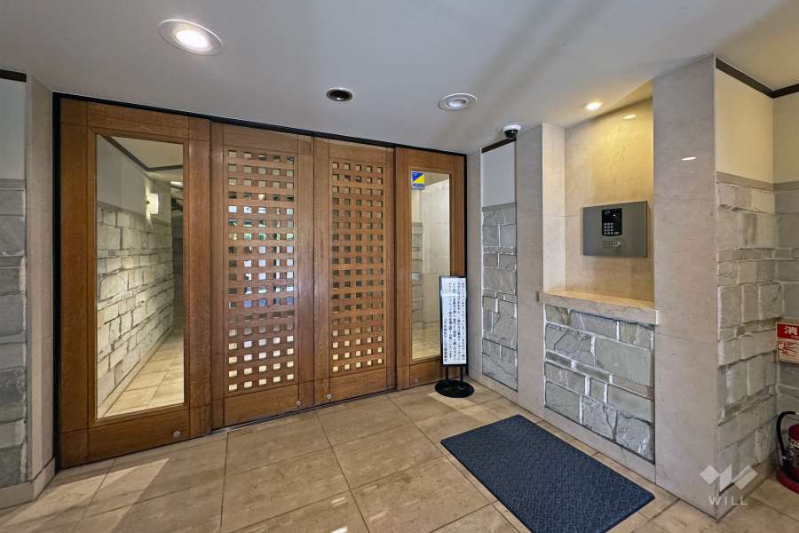 エントランスはオートロック付です。