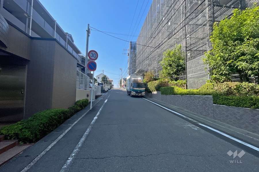 敷地北側の前面道路（東側から）