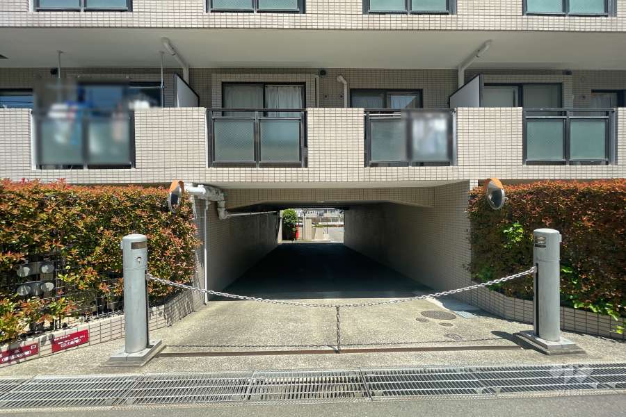 駐車場の出入り口（ロボットゲート付き）