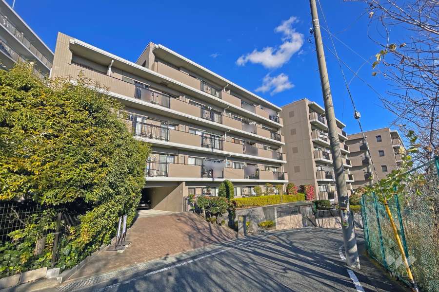 コスモ宮前平クレストの外観（南西側から）