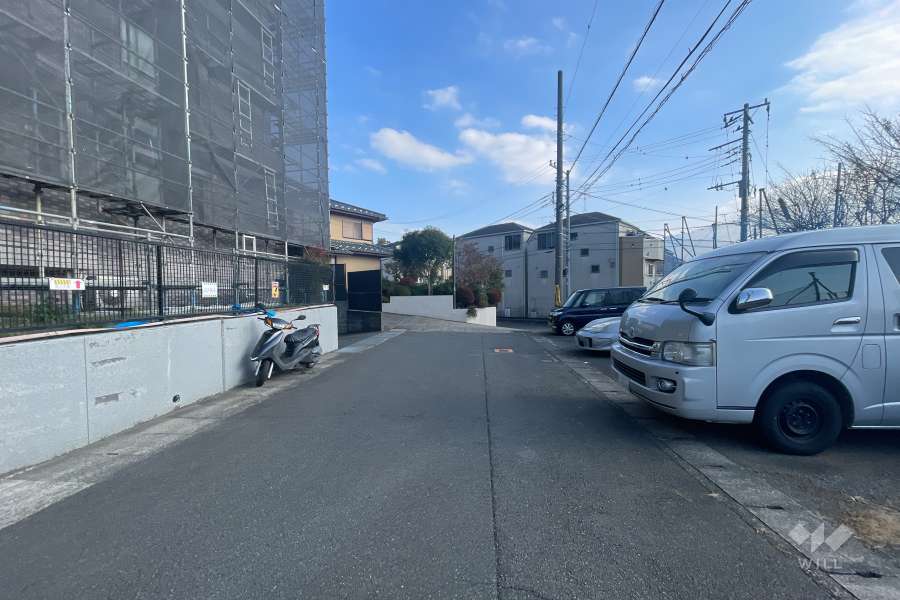敷地南西側の前面道路（北西側から）
