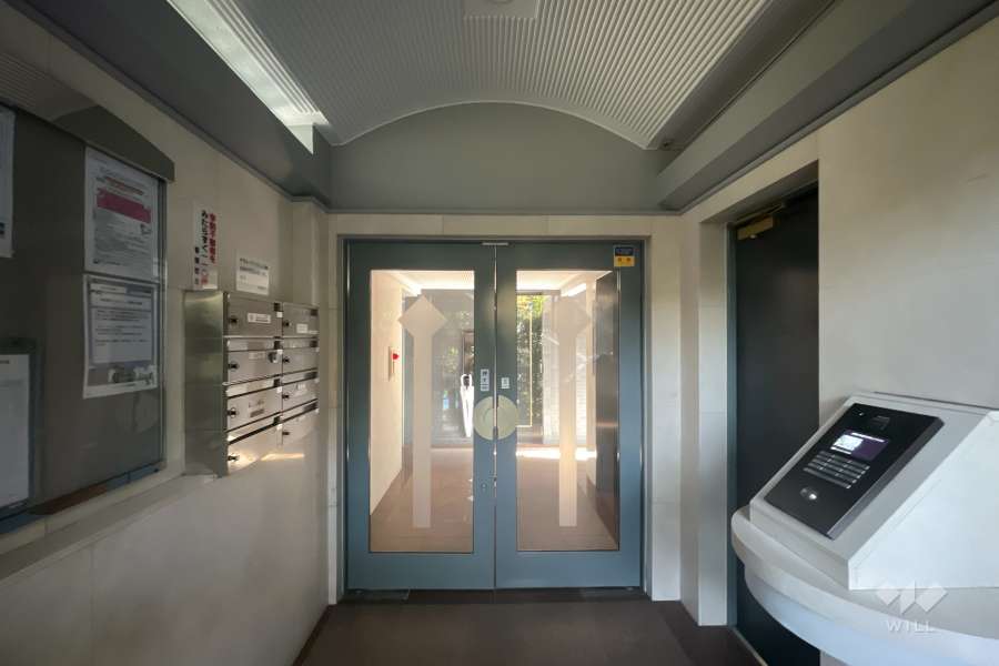 エントランスはオートロック付きです。