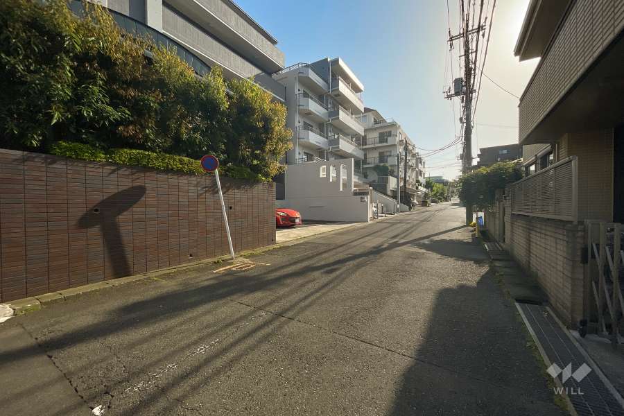 敷地北側の前面道路（東側から）