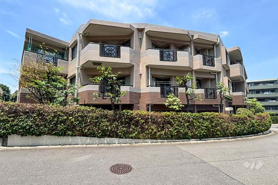 イトーピア鷺沼パラッツオの外観（南東側から）