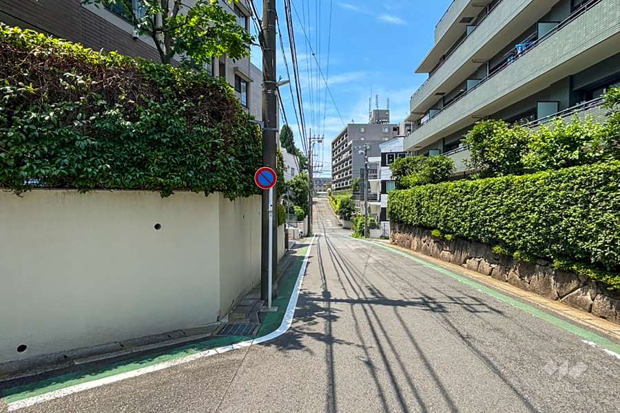 敷地北東側の前面道路
