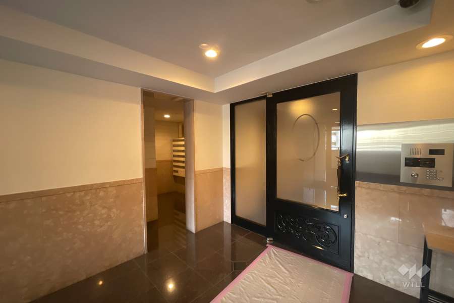 エントランスはオートロック付きです。